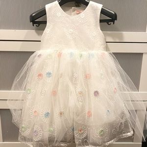 Little flower girl’s white dress with tulle Size 130 NWT